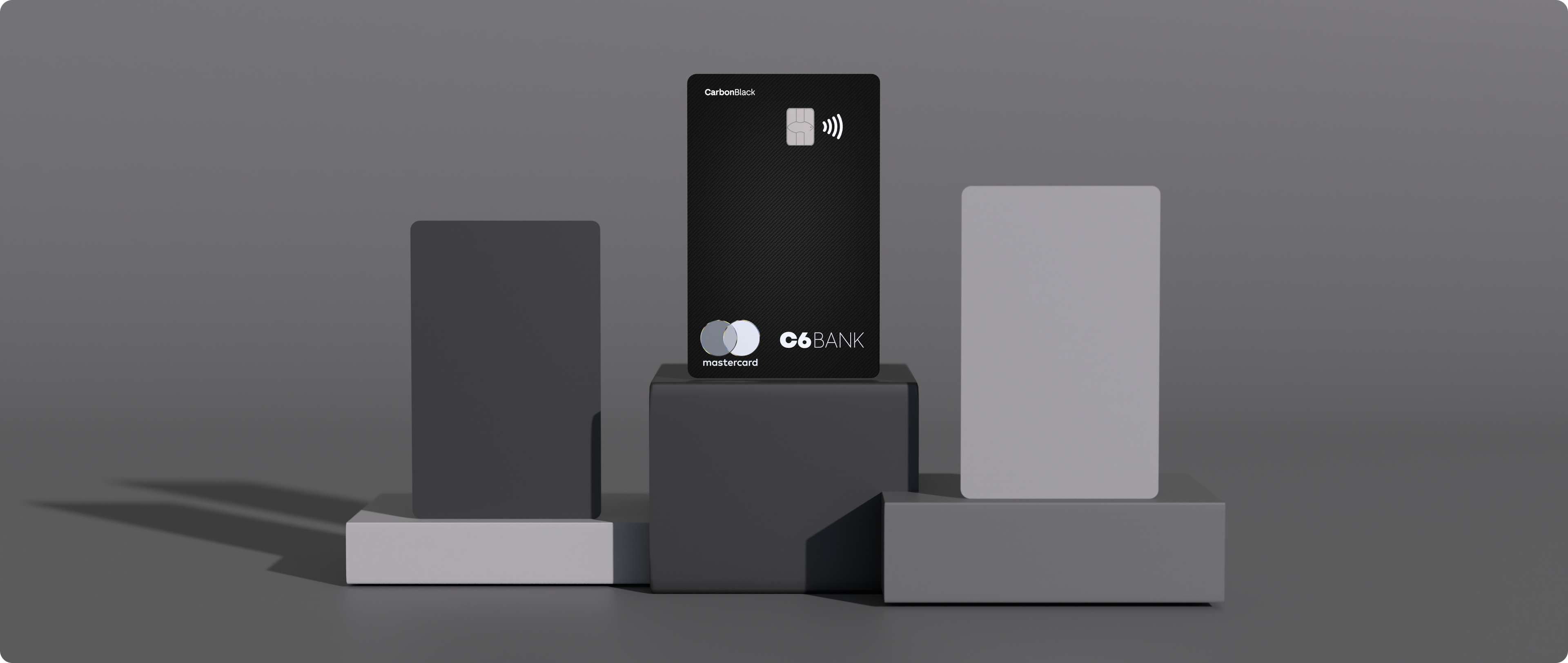Cartão C6 Carbon Mastercard Black em destaque sobre um pódio escuro.