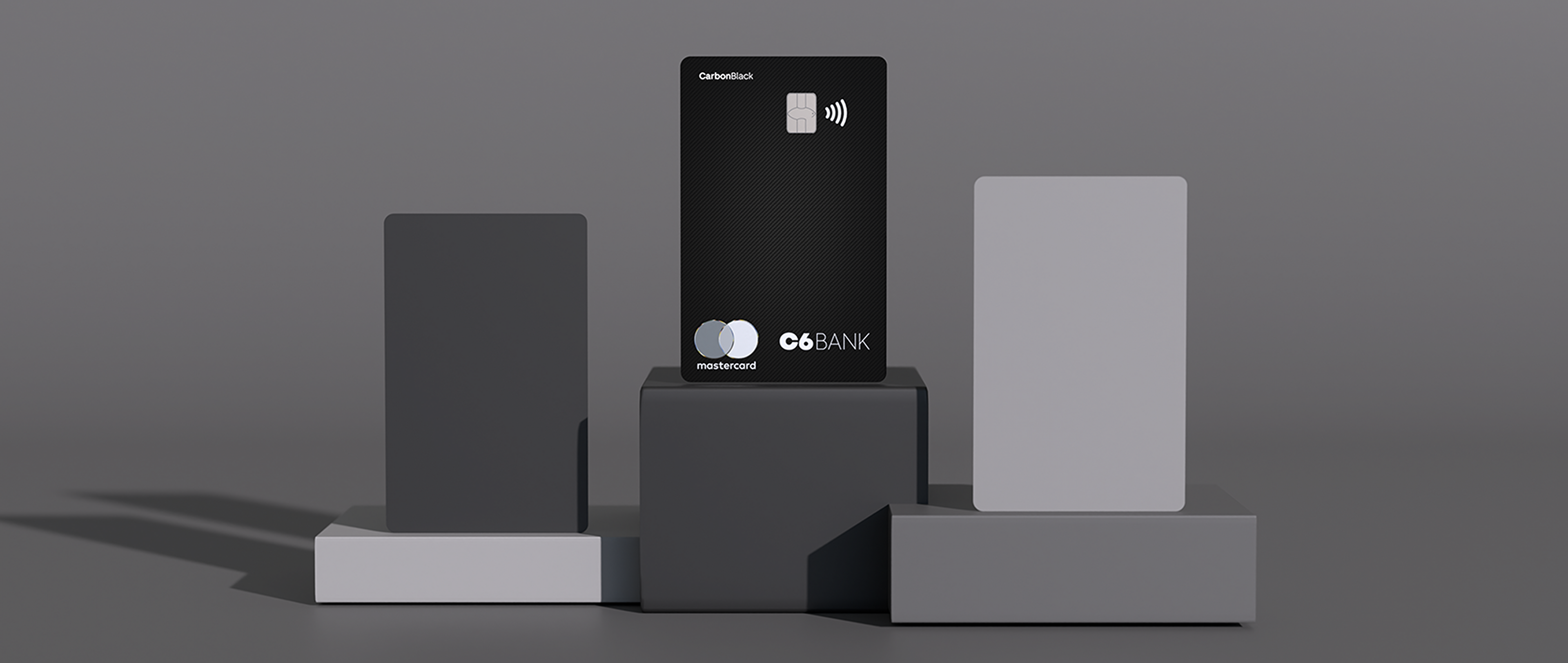 Cartão C6 Carbon no topo de um pódio cinza minimalista.