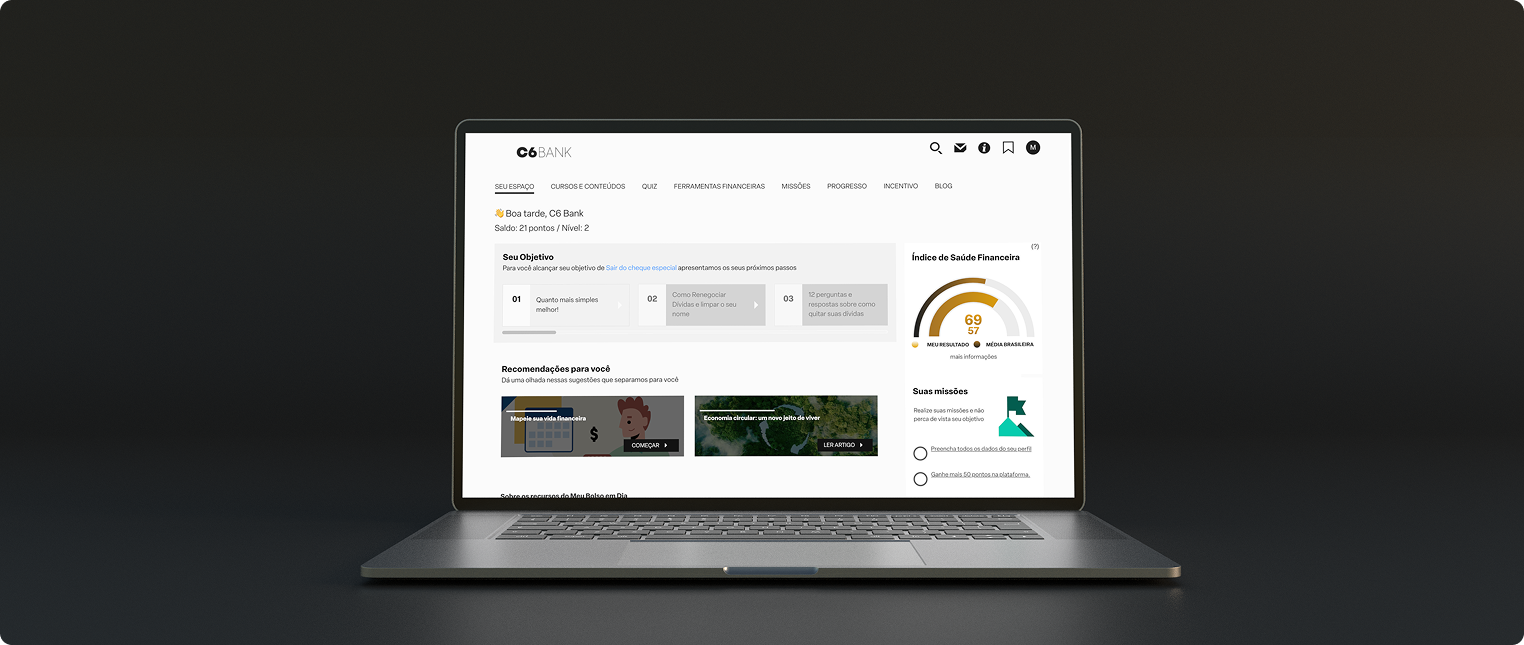 Notebook exibe a interface de curso da plataforma C6 Start, com módulos, gráfico financeiro e mapa em destaque.