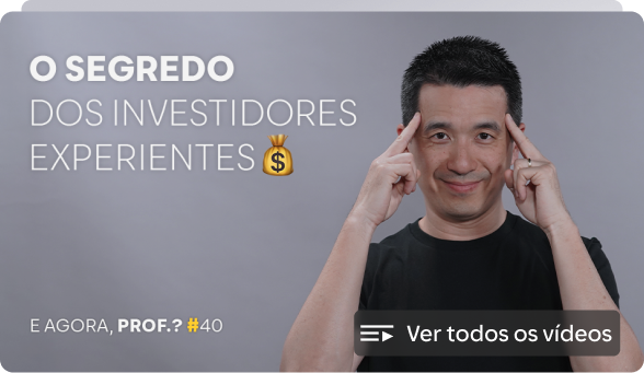 Homem sorrindo aponta para a cabeça em vídeo sobre investidores experientes.
