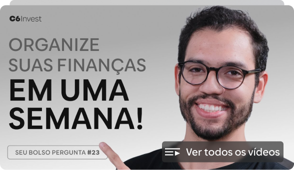 Homem sorrindo em vídeo sobre organização financeira.