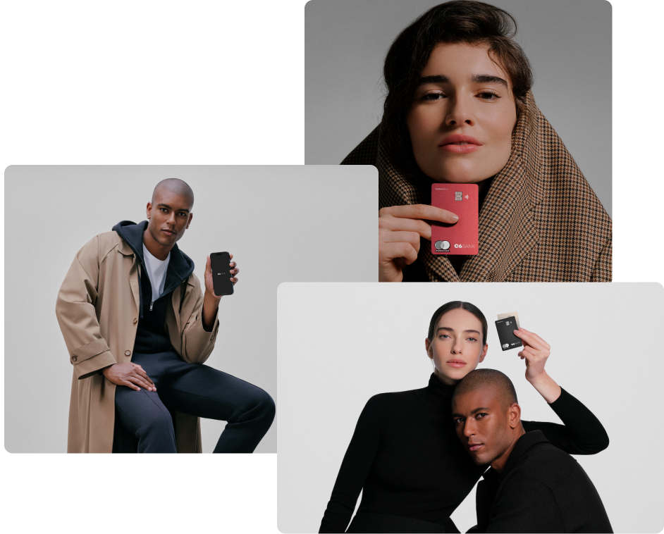 3 fotos sobrepostas, a primeira com uma mulher branca de cabelos castanhos segurando um cartão vermelho do C6 Bank abaixo do queixo, usando um blazer com detalhes em tons de marrom, cobrindo seus ombros e nuca. A segunda, um homem negro sentado em um banco alto, vestindo uma calça azul marinho, camiseta branca com uma jaqueta azul e sobretudo bege por cima. Ele segurando um celular com a tela preta e o logo do C6 Bank no centro. A terceira foto é uma mulher branca e um homem negro, vestindo blusas longas pretas. A mulher segura dois cartões do C6 Bank nas cores preto e bege.