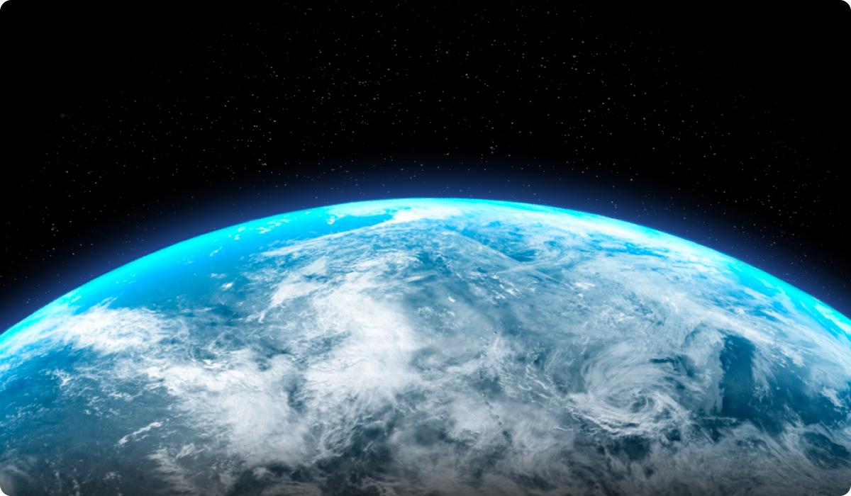 Terra vista do espaço com atmosfera azul e céu estrelado ao fundo. Visão ampla e serena do planeta.