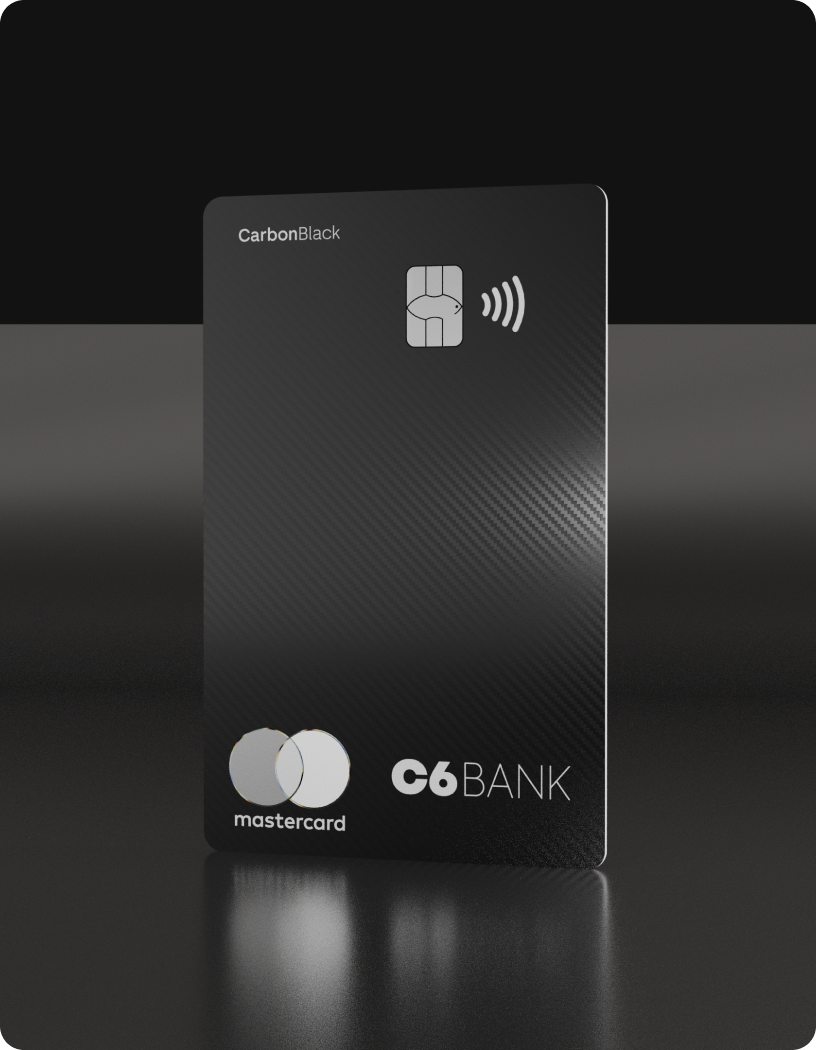 Cartão C6 Carbon Mastercard Black preto sobre fundo preto.
