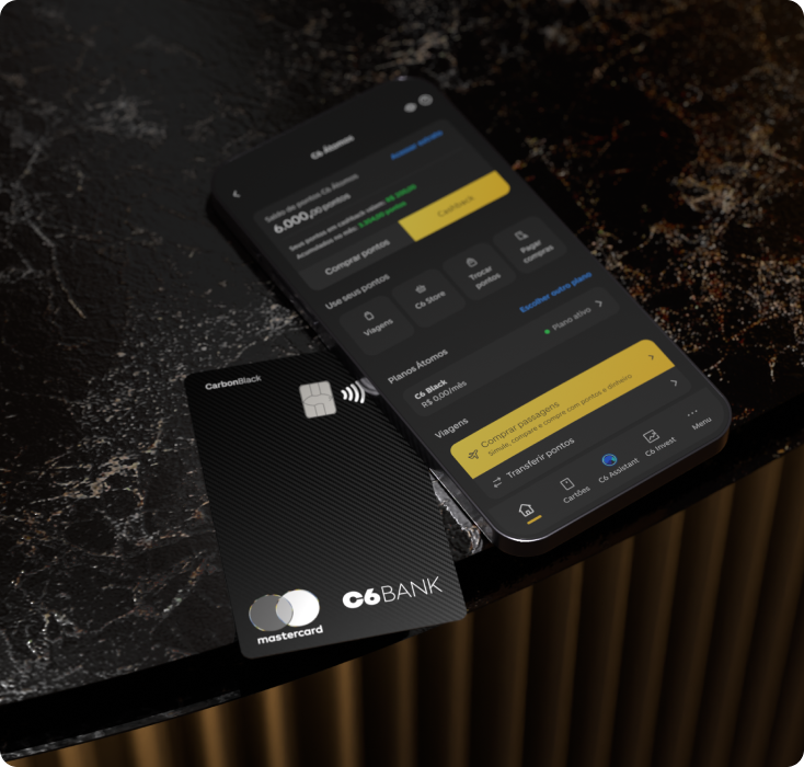 Cartão C6 Carbon Mastercard Black ao lado de celular com o app do C6 Bank aberto na área de pontos.