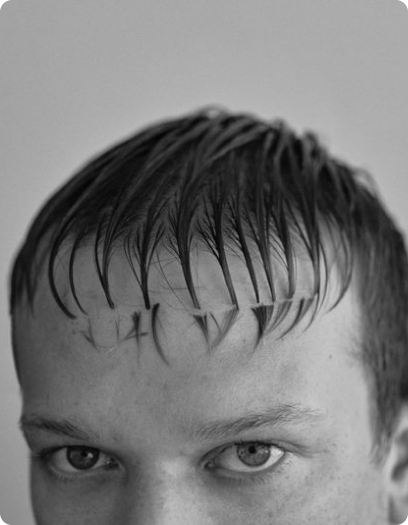 Close nos olhos de Ivan Erick com cabelo úmido.
