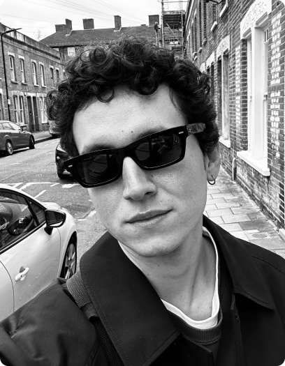 Jorge Ewald de óculos escuros em rua, retrato em preto e branco.