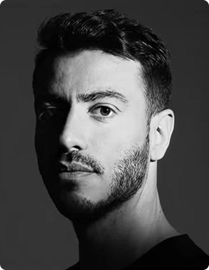 Ricardo Abrahão em retrato com fundo escuro.