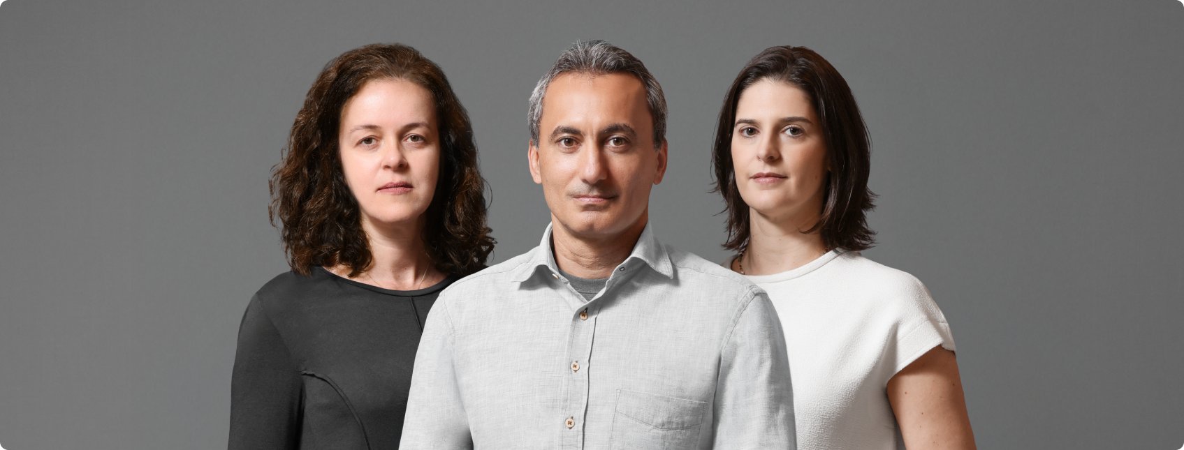 Três integrantes do time de Macroeconomia do C6 Bank diante de fundo cinza.