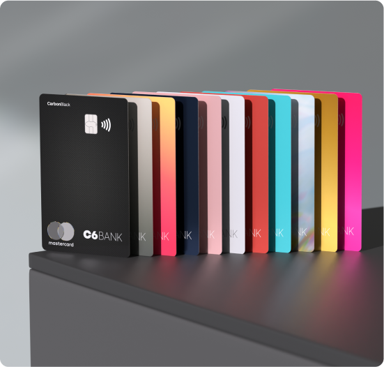 Cartões C6 Bank em várias cores, com o modelo C6 Carbon em destaque à frente.