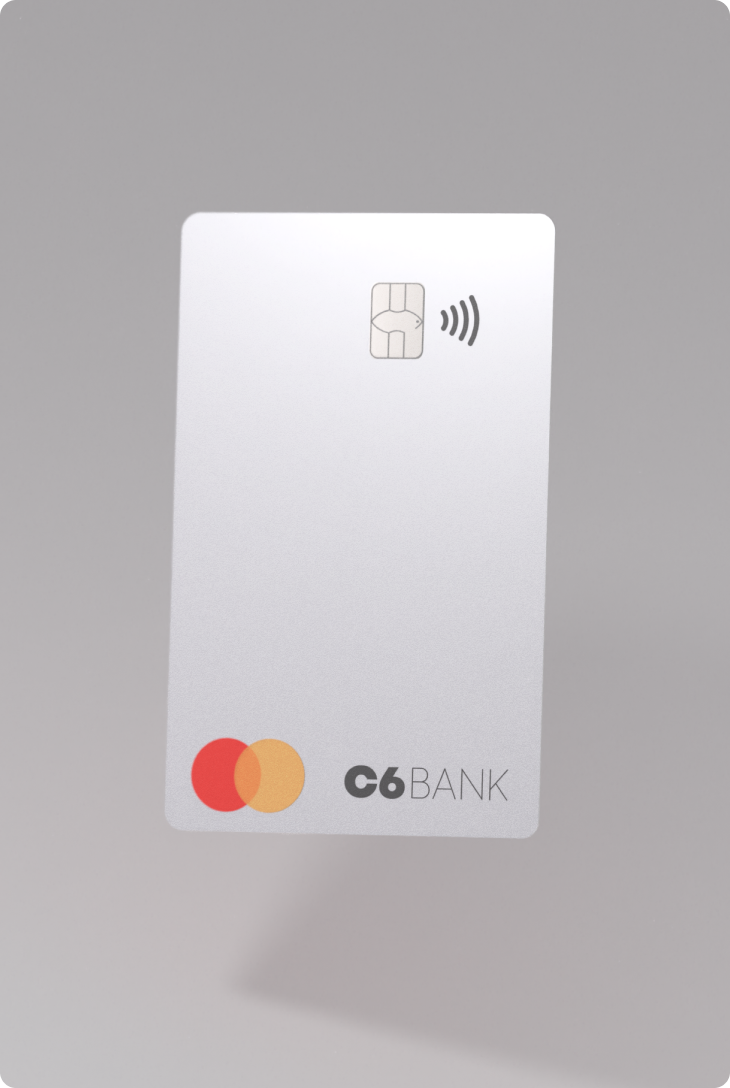 Cartão C6 Bank Silver flutuando sobre fundo neutro, com chip e logo da Mastercard visíveis.