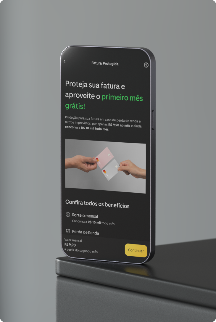 Celular exibe tela do app com oferta “Fatura Protegida” e imagem de cartões C6 Bank nas mãos de duas pessoas.