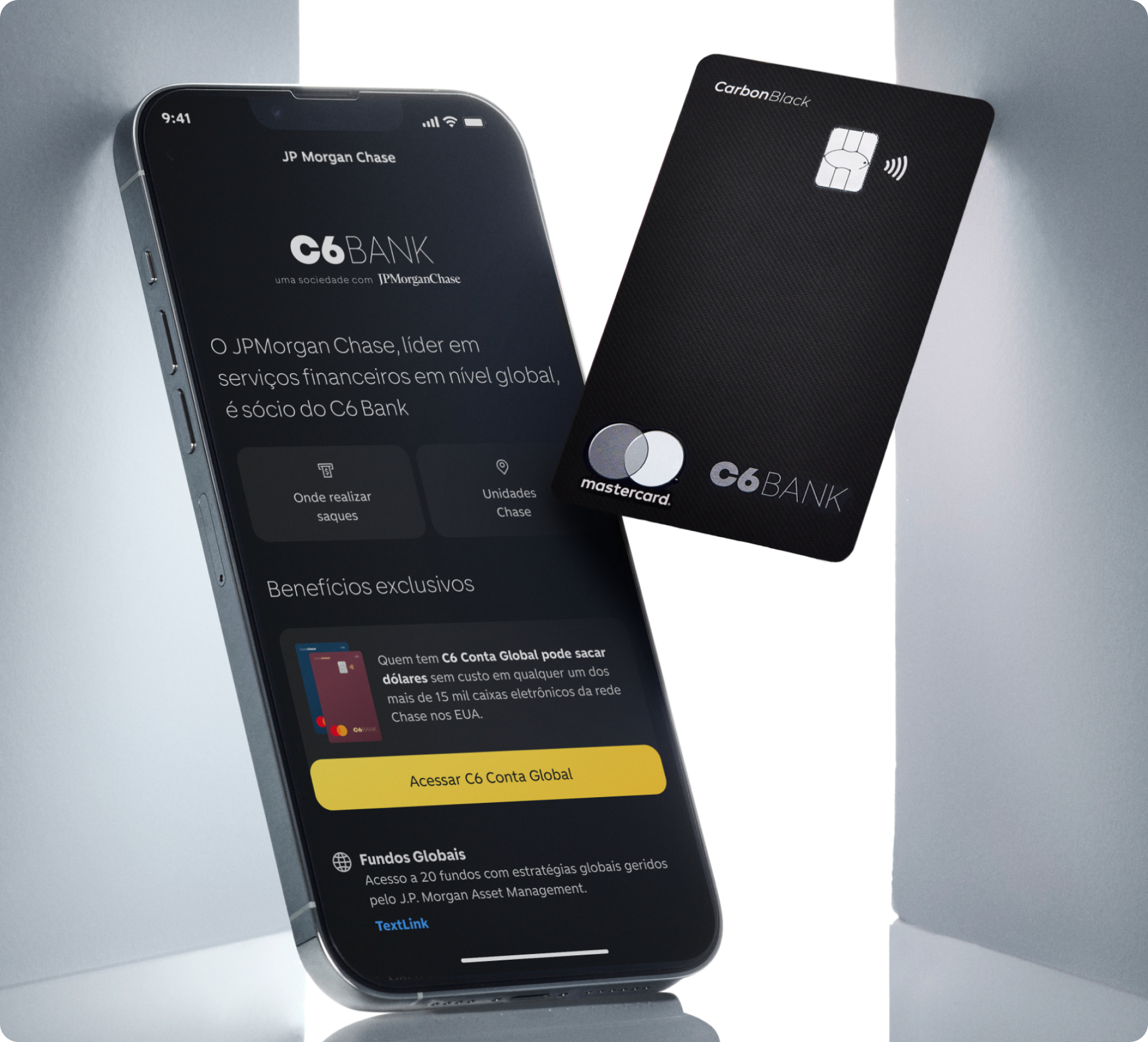 Celular com o app do C6 Bank e Cartão C6 Graphene metálico flutuando ao lado.