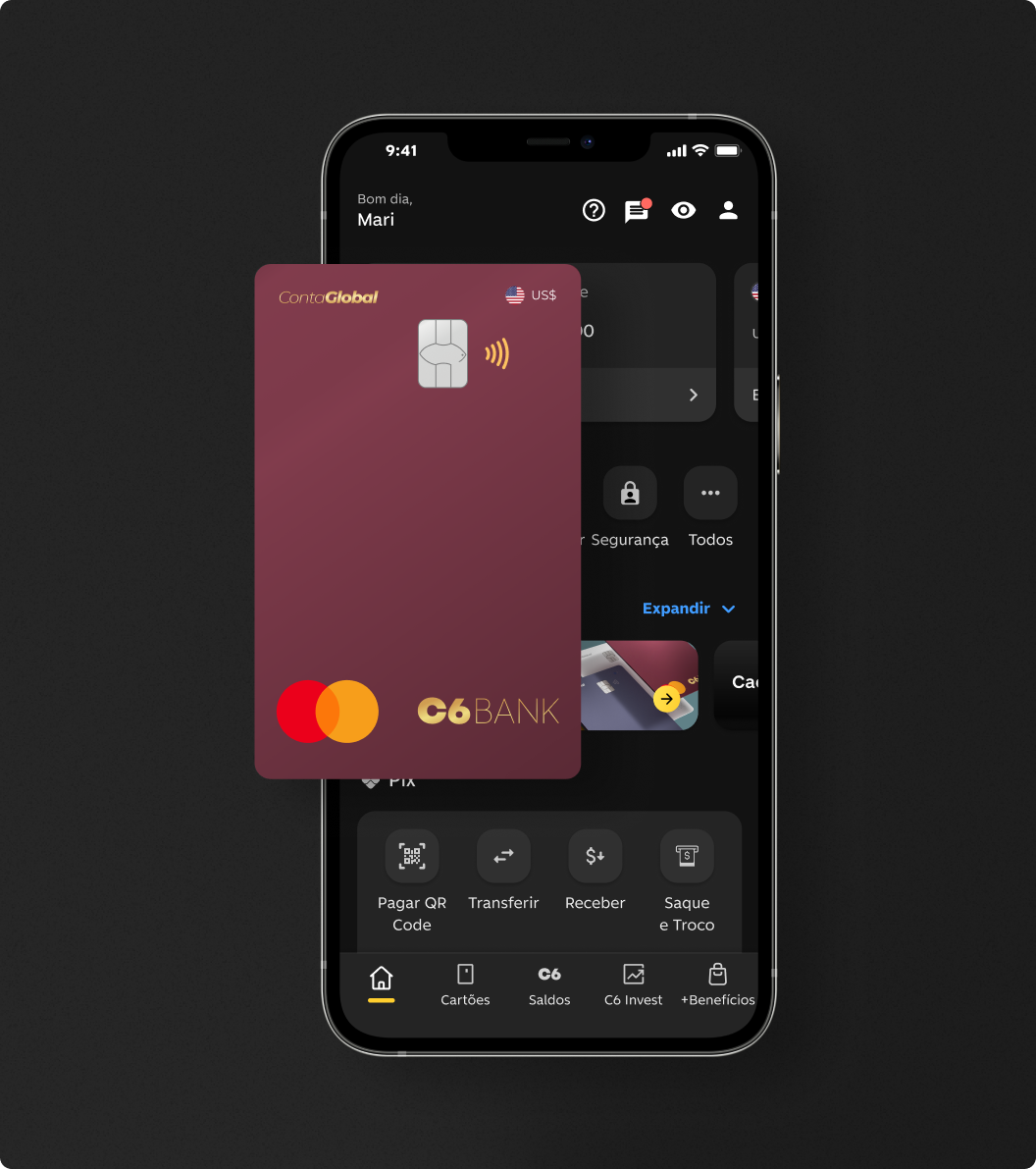 Celular com app do C6 Bank exibe um Cartão C6 Conta Global bordô à frente.