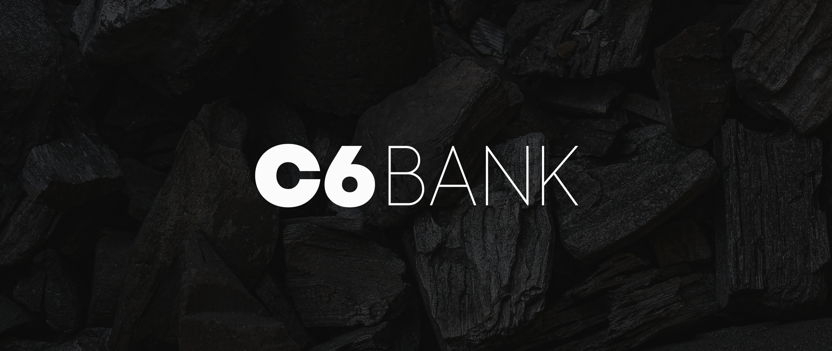 Logotipo C6 Bank em branco sobre textura escura de carvão.