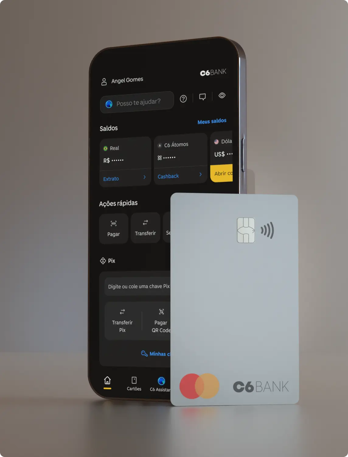 Smartphone com o app C6 Bank e, à frente, um Cartão C6 Business Silver prateado com pagamento por aproximação.