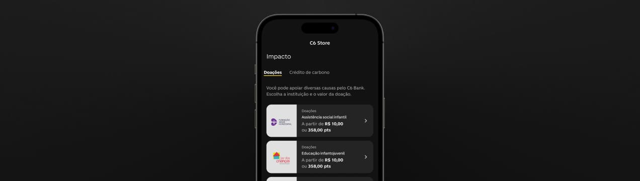 Celular com app C6 Bank aberto na tela de transferência de C6 Store