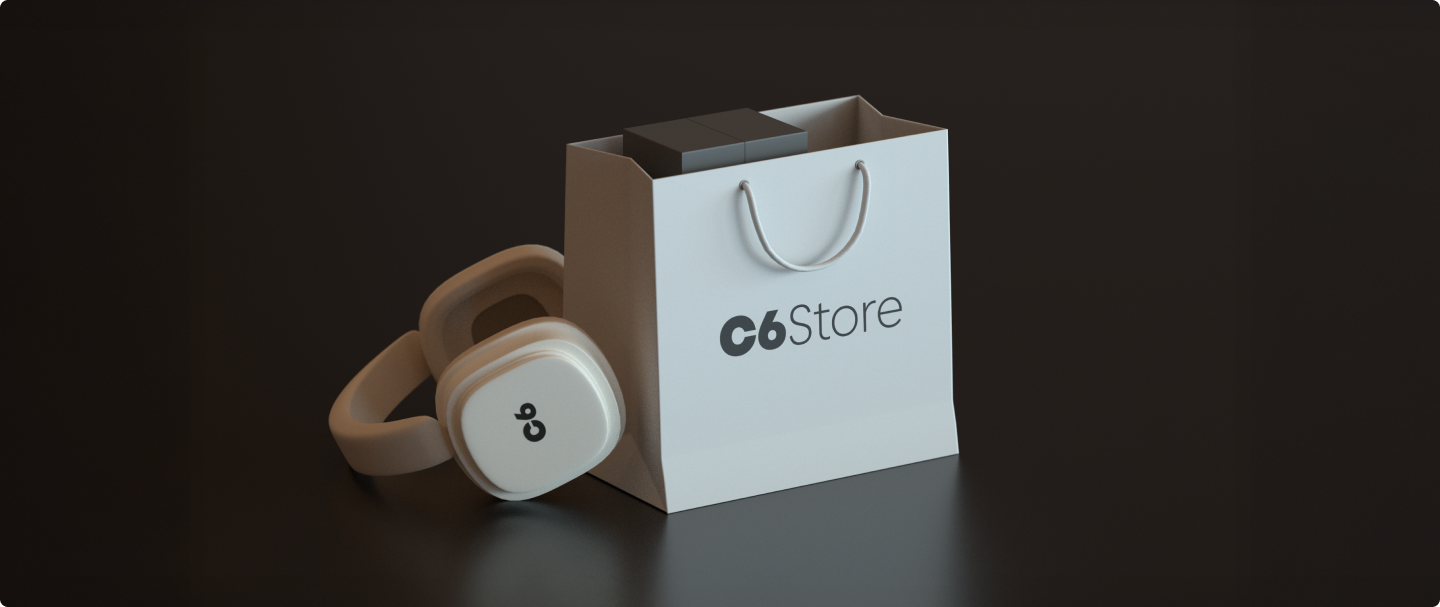 Sacola C6 Store com caixas e fone branco com logo “C6” sobre fundo escuro. Cena sugere produtos tecnológicos.