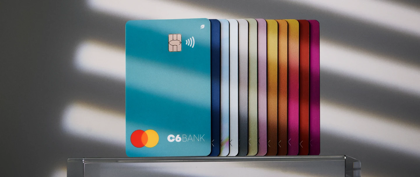 Cartões C6 Bank coloridos enfileirados com destaque para o Acqua.