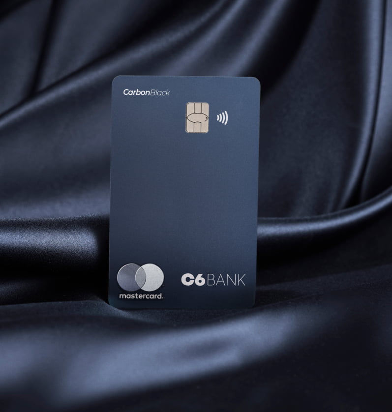 Cartão C6 Carbon da cor Azul em um cenário com fundo azul