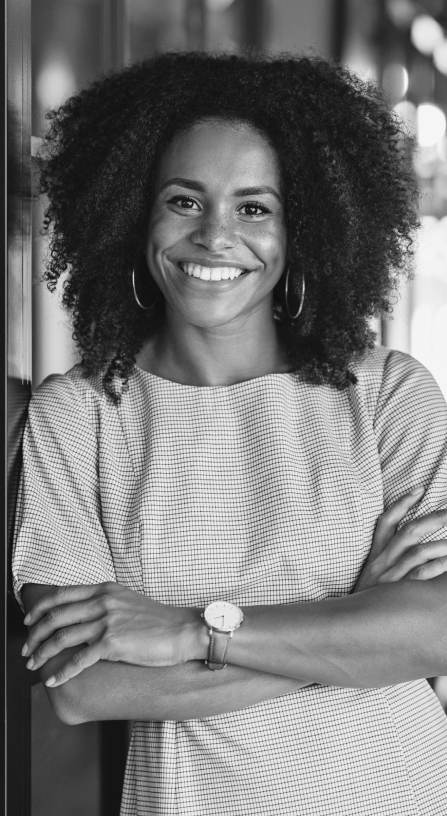 Modelo feminina negra em uma foto em preto e branco sorrindo olhando para a câmera