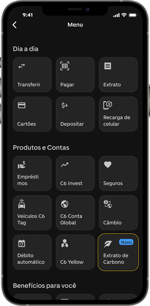 Celular com app C6 Bank aberto na tela de menu com a opção “Pegada de Carbono” selecionada