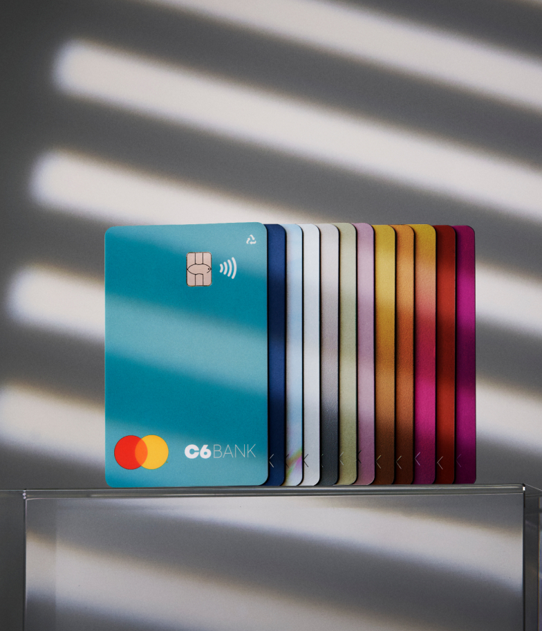 Cartões de Crédito coloridos do C6 Bank enfileirados de maneira sobreposta lado-a-lado