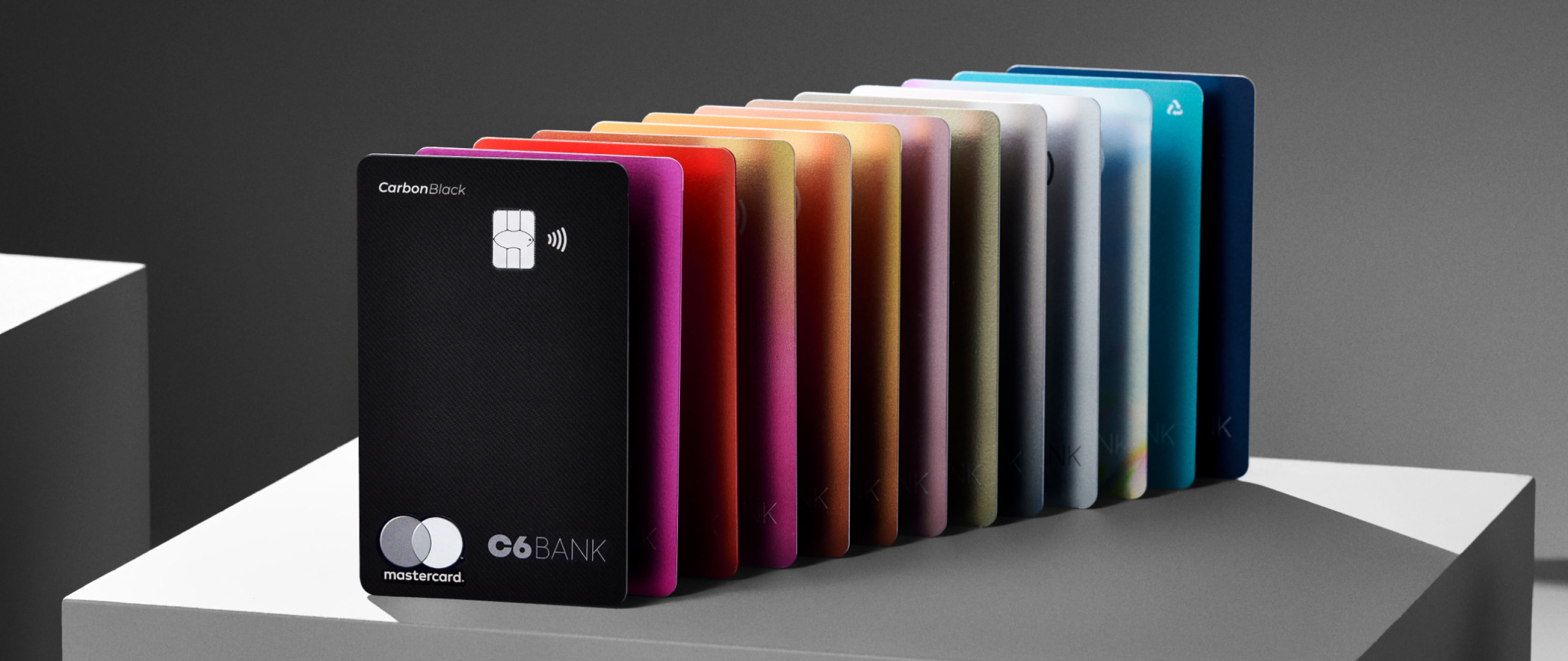 foto de cartões coloridos do C6 Bank enfileirados 
