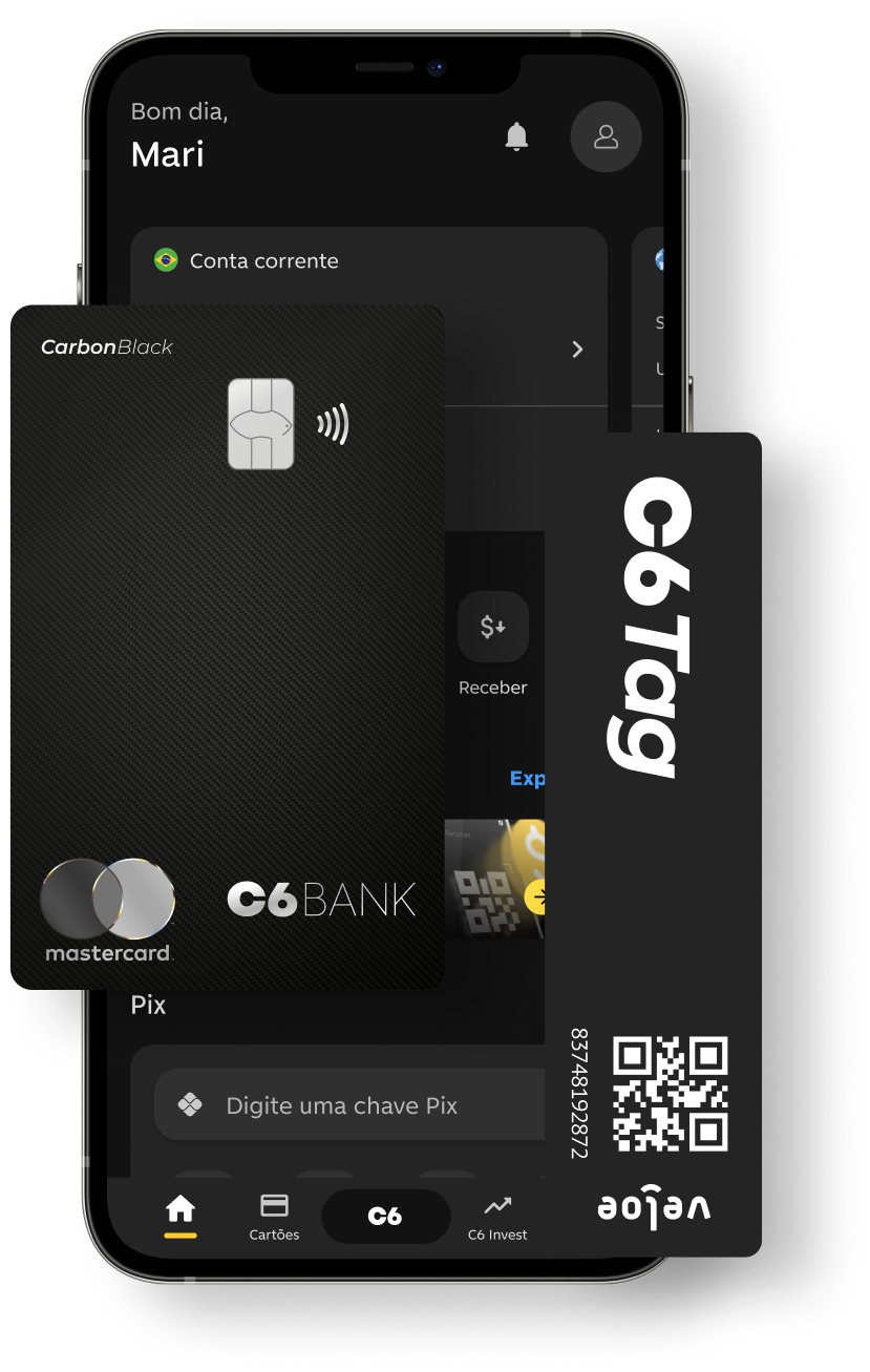 Um cartão C6 Carbon da cor Carbon e uma tag adesiva do C6 Tag acima de um smartphone executando o aplicativo do C6 Bank