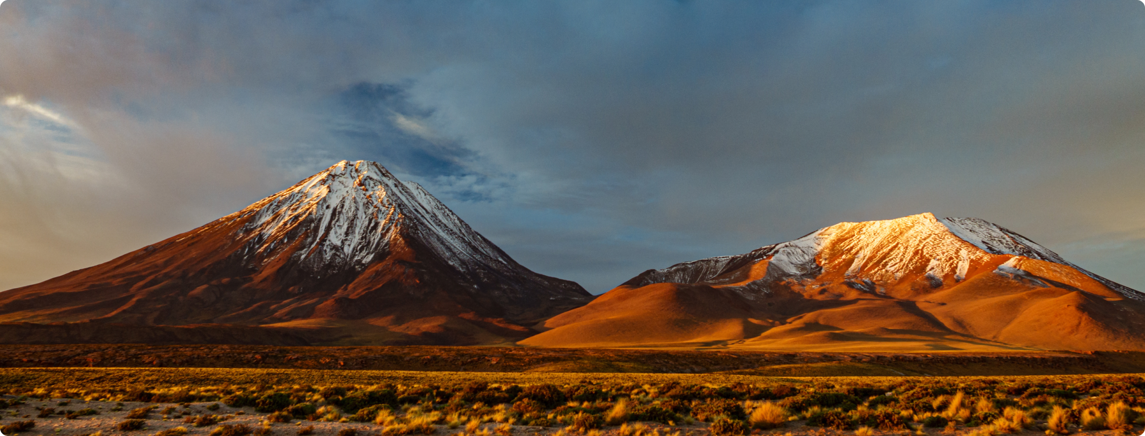Fotografia de três montanhas no Deserto do Atacama.