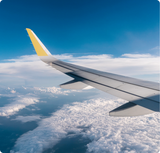 Asa de avião sobre nuvens em céu azul durante o voo.