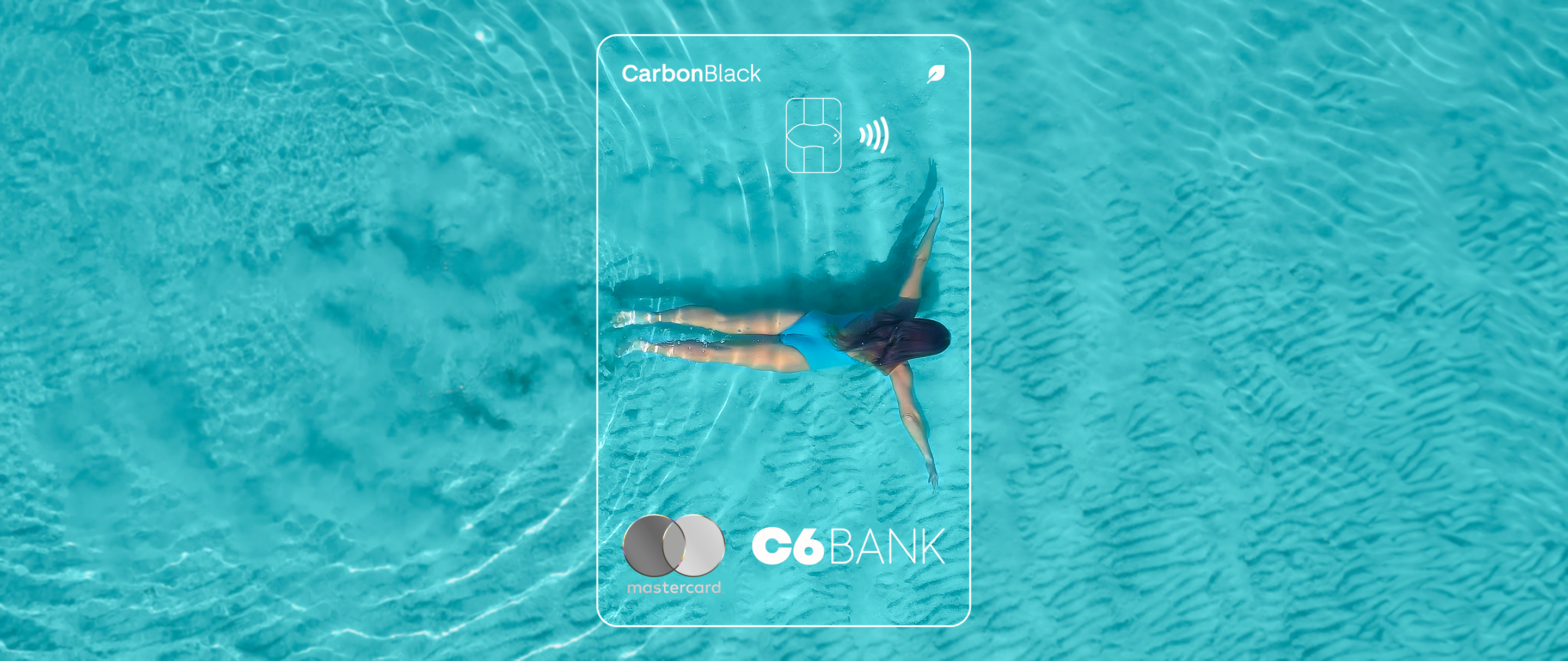Mulher nadando cartão C6 Bank Fotografia de mulher nadando em águas cristalinas vestindo um maio azul. Por cima da foto, o contorno do cartão do C6 Bank.