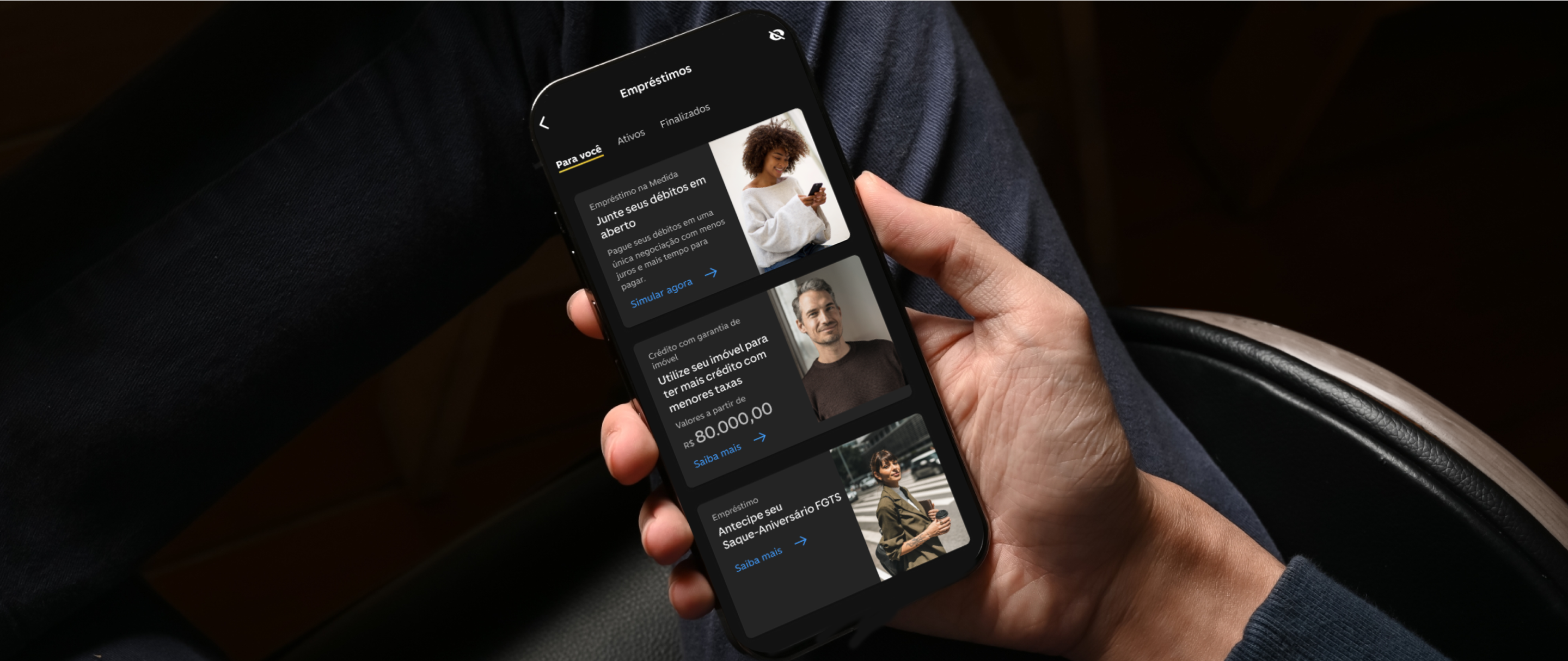Home de empréstimos no app Tela do app C6 Bank mostra opções de empréstimos com fotos e textos explicativos.