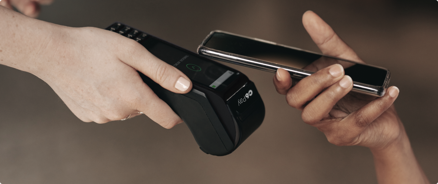 Foto de pagamento com celular por aproximação Foto de pagamento com celular por aproximação em uma maquininha de cartão C6 Pay