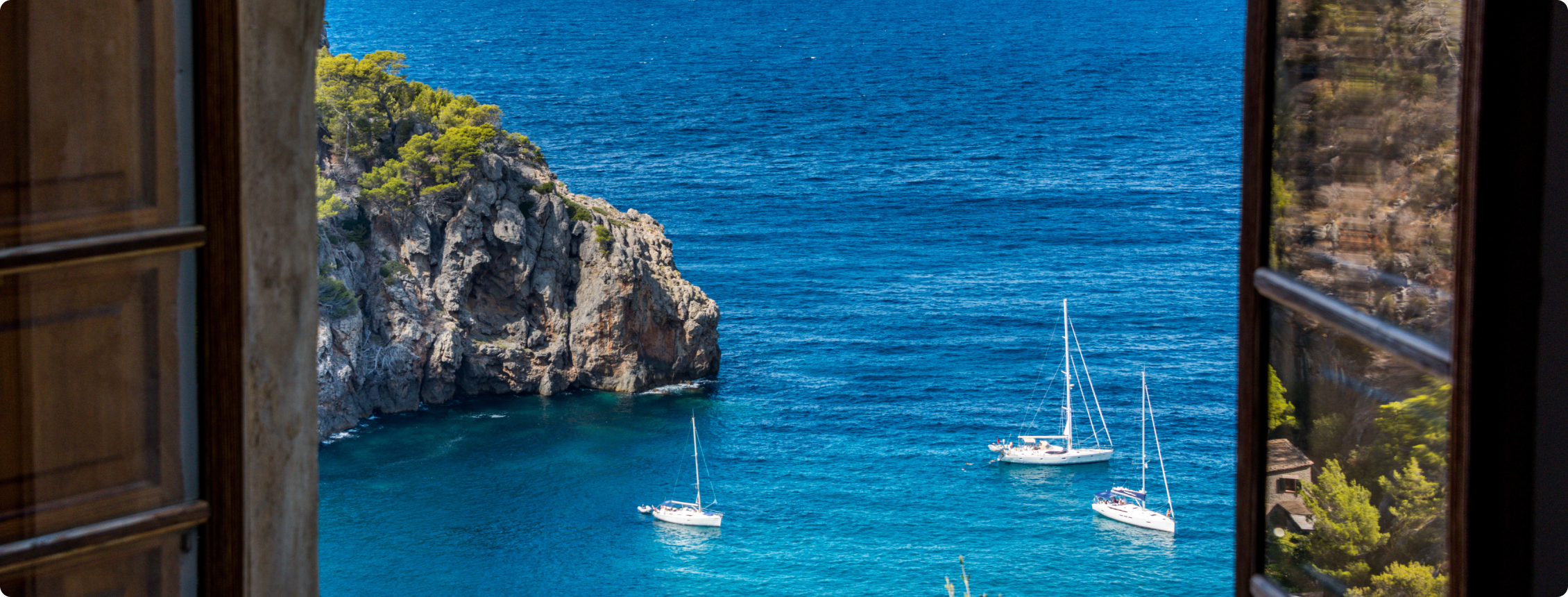 Fotografia de uma janela do mar em Mallorca.