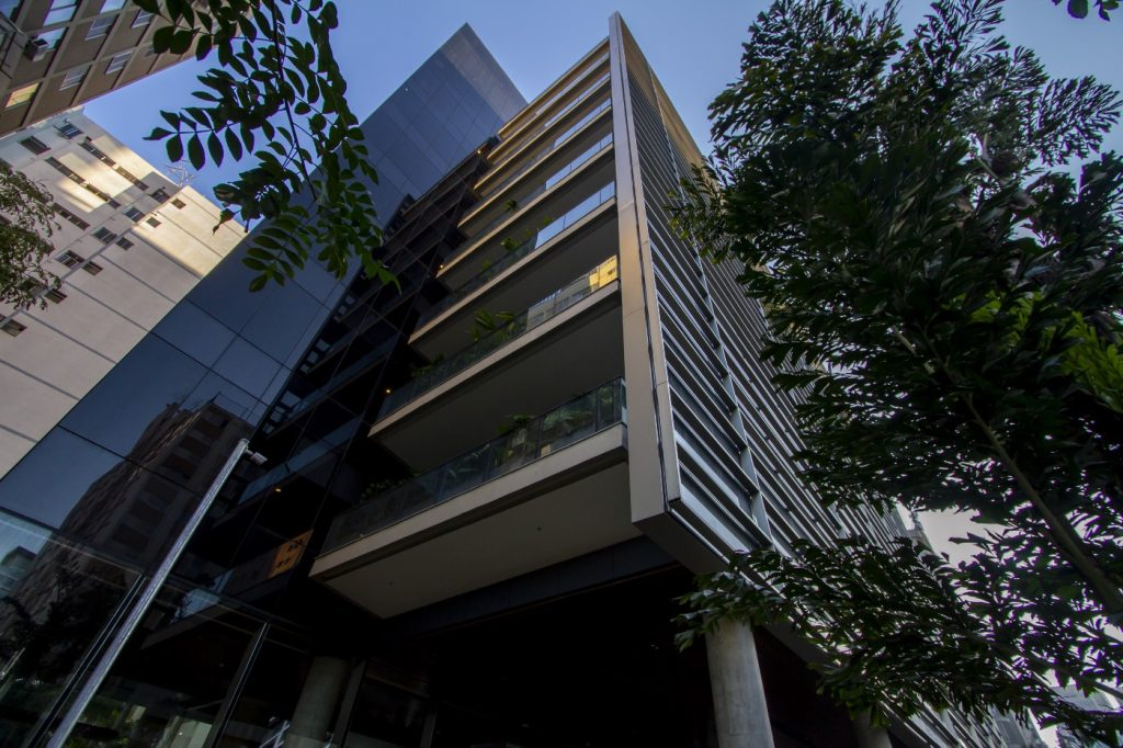 Foto da fachada do prédio do C6 Bank na Avenida Nove de Julho em São Paulo