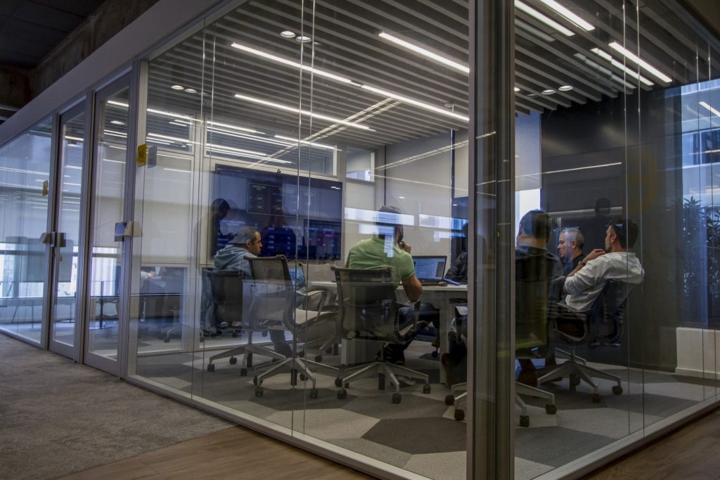 Reunião de equipe CSixers em uma sala no prédio do C6 Bank