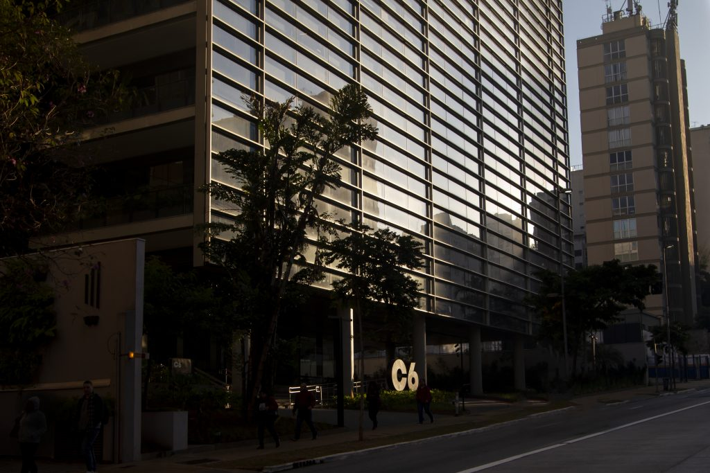 Foto da fachada do prédio do C6 Bank para ilustrar fundos de renda fixa.