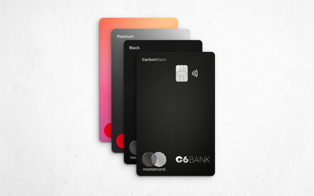 fundo branco evidenciando 4 cartões do C6 Bank de diferentes cores.