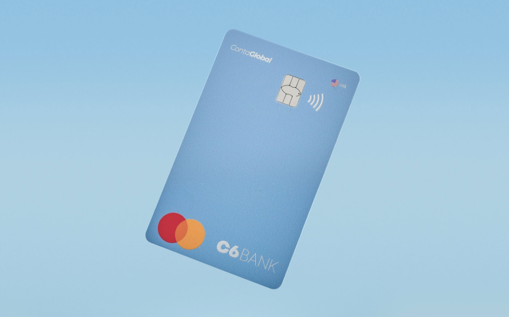Imagem de um cartão de débito internacional do C6 Bank azul em um fundo azul