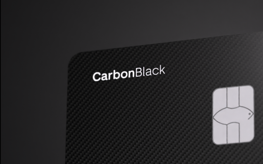 Imagem de um cartão de crédito com o nome CarbonBlack destacado, apresentando um design elegante e moderno em um fundo escuro.