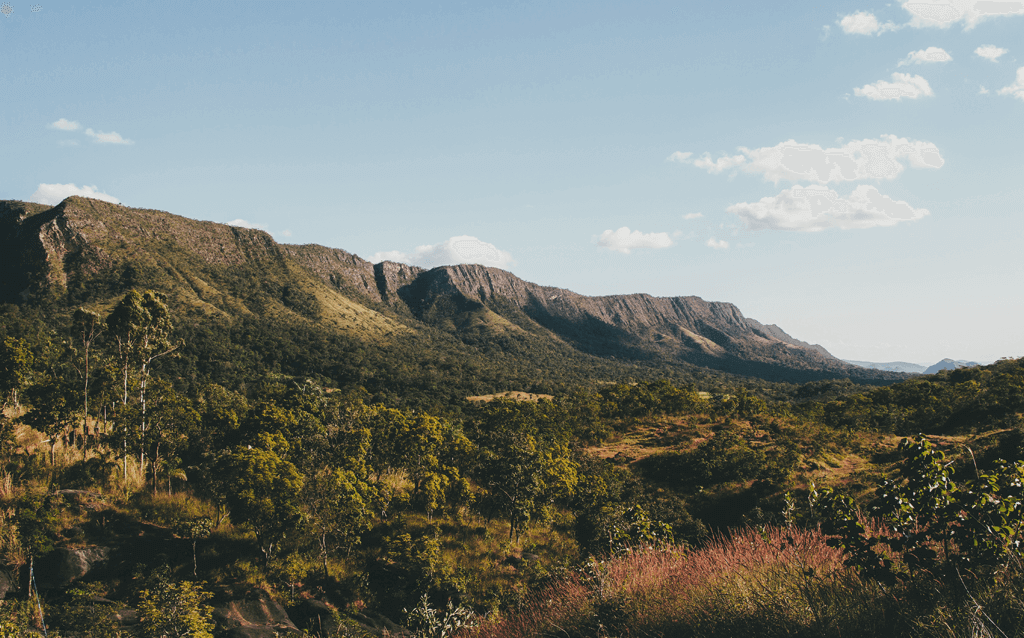 Vista deslumbrante da Chapada dos Veadeiros em Goiás, revelando a exuberância da natureza com suas formações rochosas, vegetação vibrante e rios serpenteantes, proporcionando uma experiência única para os visitantes