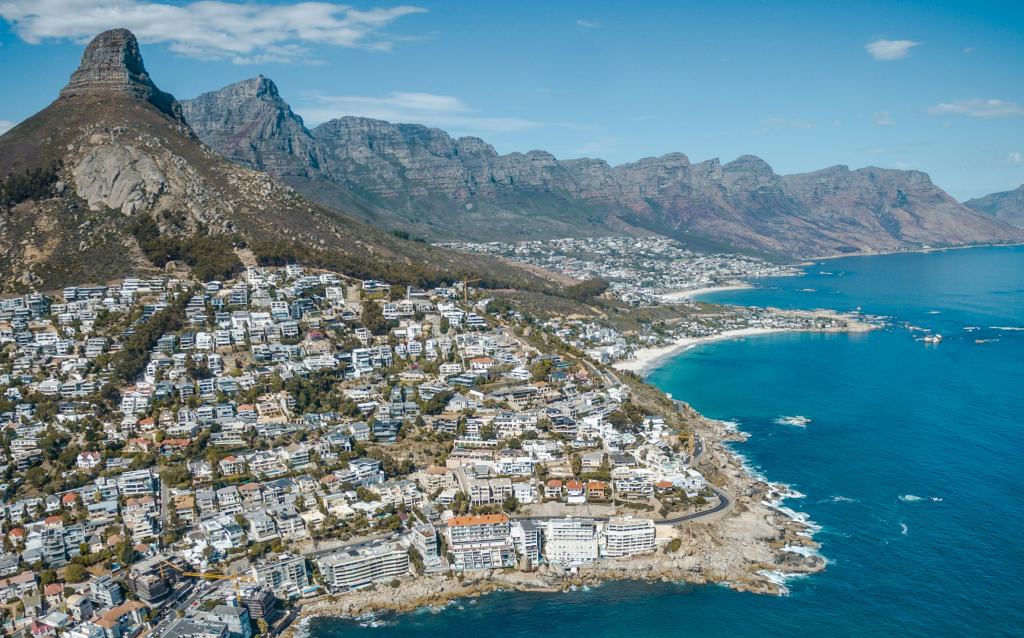 imagem de uma montanha cheia de casas do lado do mar azul.