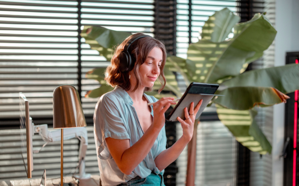 Mulher pesquisando no tablet como aumentar o limite de cartão de crédito