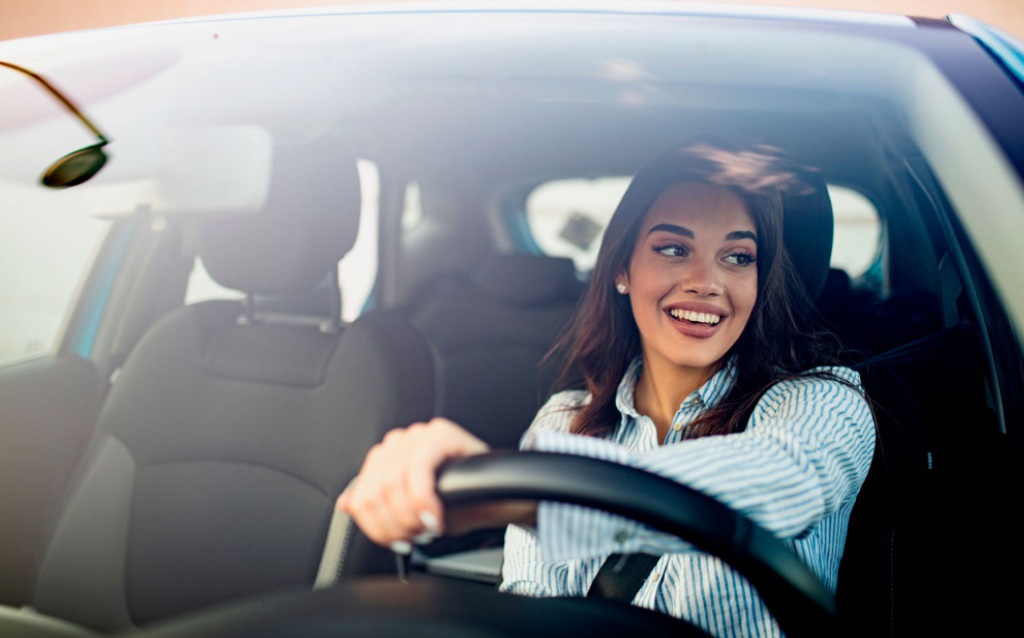 Mulher dentro de um carro pensando como declarar venda de carro no Imposto de Renda