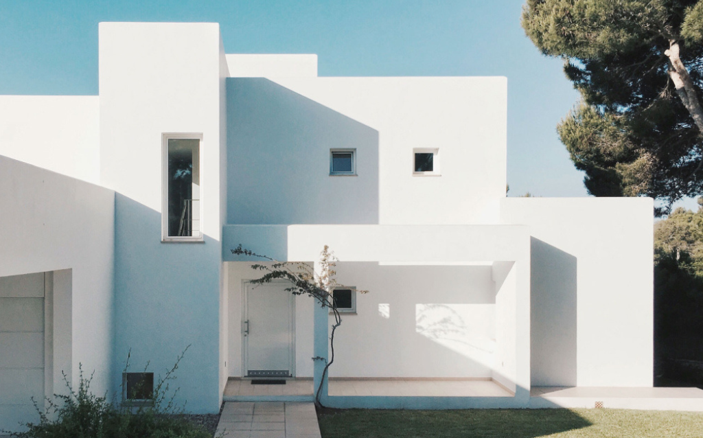 Imagem de uma casa branca para explicar como declarar a venda de imóvel