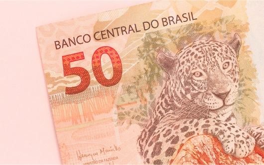 nota de 50 reais, um dos produtos finais do processo de produção de dinheiro