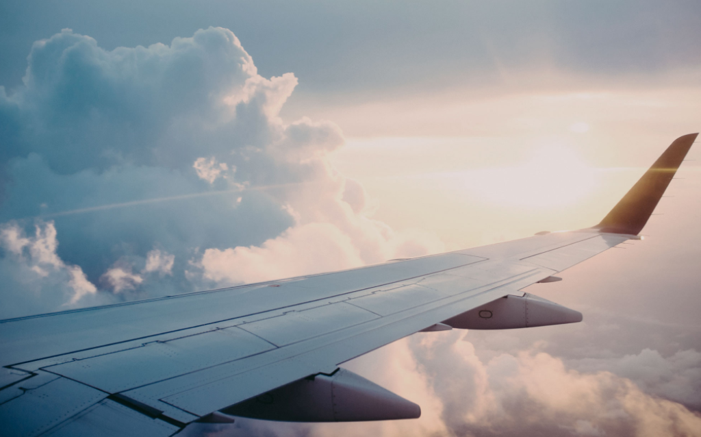 Imagem de uma janela de avião com a asa para sinalizar a sala vip