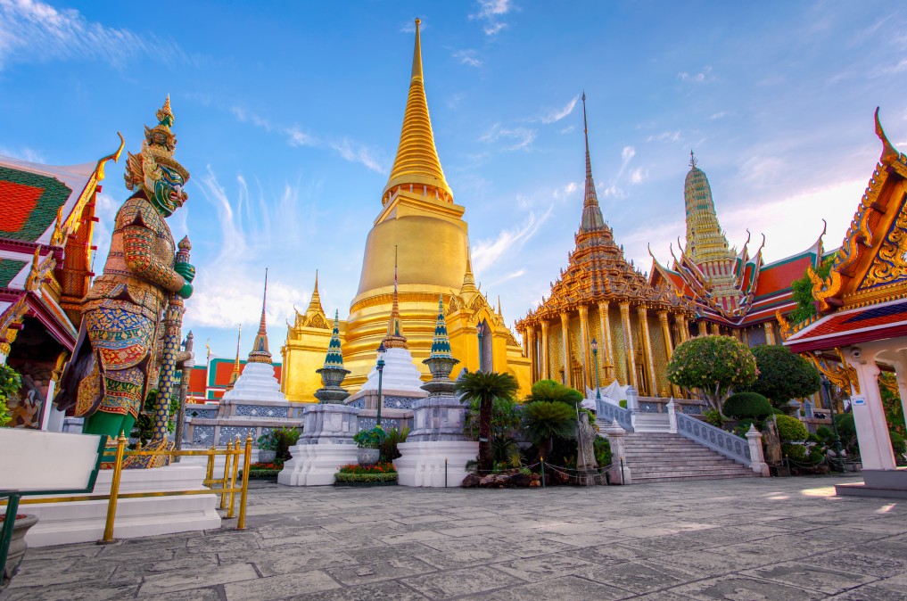 Construções tradicionais e esculturas de Bangkok.