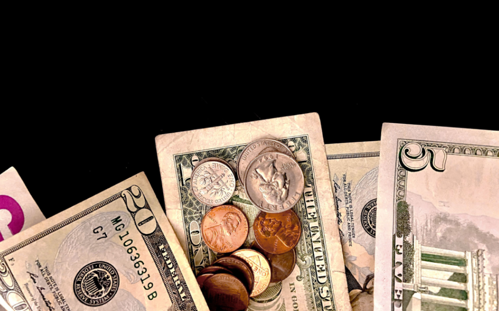 Dólar em papel e moeda para simbolizar a conta em dólar do C6 Bank